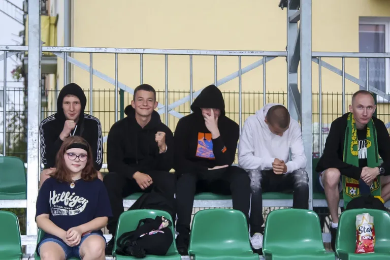 Trybuny pełne kibiców podczas meczu KS Ostrovia i GKS Opia Opinogóra (zdjęcia)