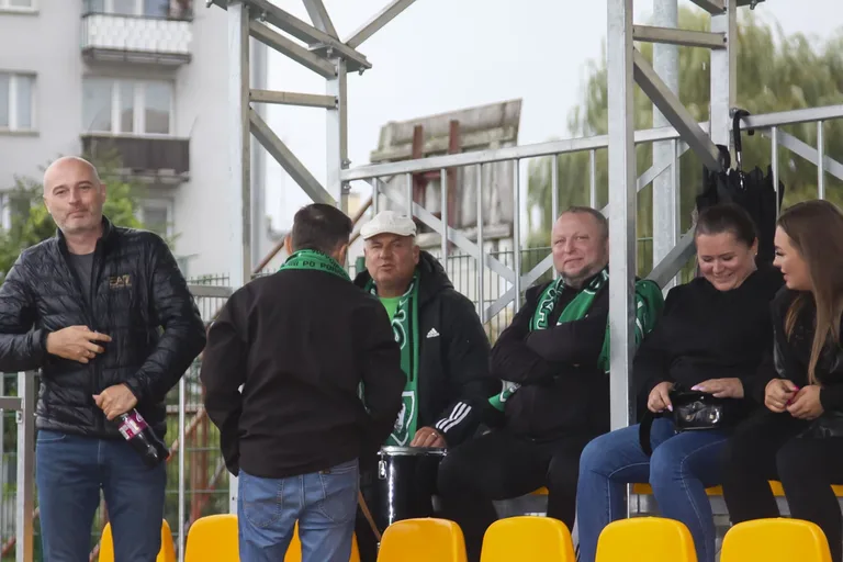Trybuny pełne kibiców podczas meczu KS Ostrovia i GKS Opia Opinogóra (zdjęcia)