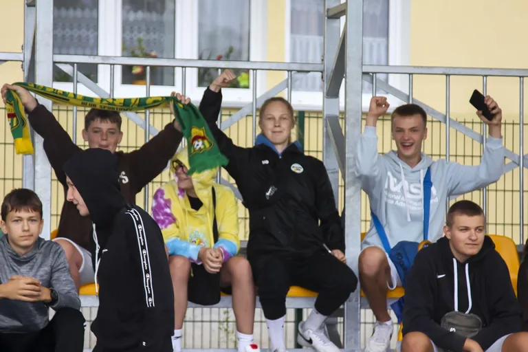 Trybuny pełne kibiców podczas meczu KS Ostrovia i GKS Opia Opinogóra (zdjęcia)