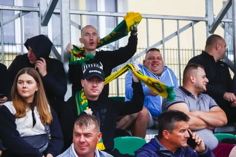 Trybuny pełne kibiców podczas meczu KS Ostrovia i GKS Opia Opinogóra (zdjęcia)
