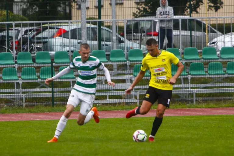 Trybuny pełne kibiców podczas meczu KS Ostrovia i GKS Opia Opinogóra (zdjęcia)