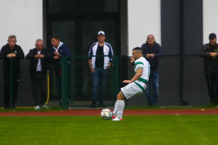 Trybuny pełne kibiców podczas meczu KS Ostrovia i GKS Opia Opinogóra (zdjęcia)
