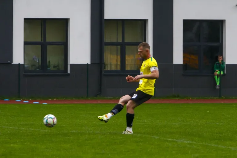 Trybuny pełne kibiców podczas meczu KS Ostrovia i GKS Opia Opinogóra (zdjęcia)