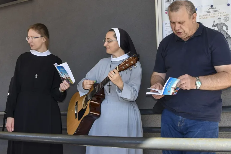 Członkowie stowarzyszenia "Przystań" pielgrzymowali do Hodyszewa (zdjęcia)