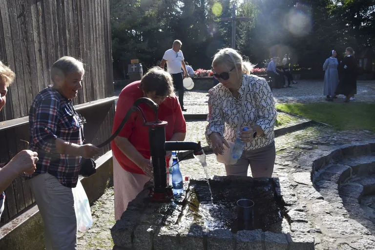 Członkowie stowarzyszenia "Przystań" pielgrzymowali do Hodyszewa (zdjęcia)