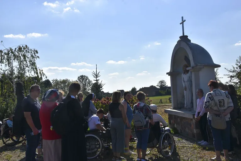 Członkowie stowarzyszenia "Przystań" pielgrzymowali do Hodyszewa (zdjęcia)