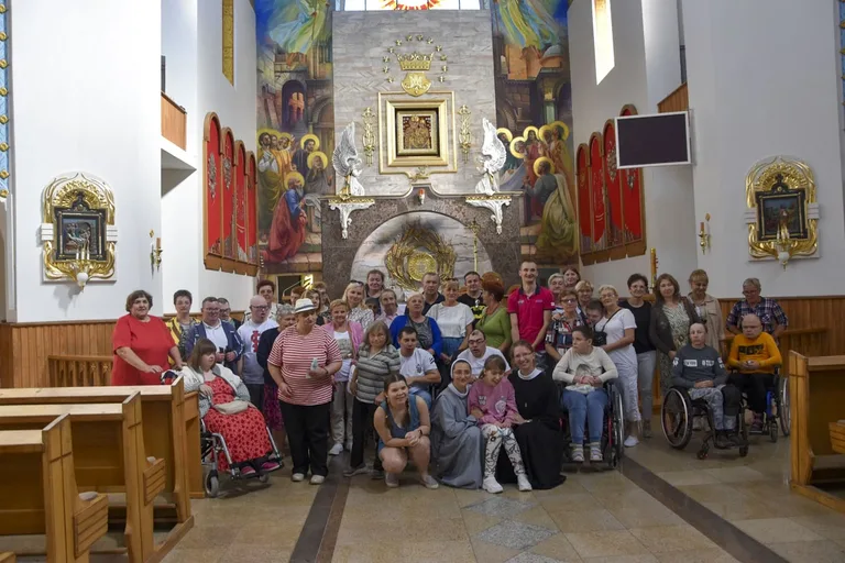 Członkowie stowarzyszenia "Przystań" pielgrzymowali do Hodyszewa (zdjęcia)