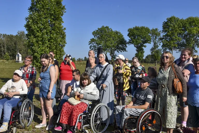 Członkowie stowarzyszenia "Przystań" pielgrzymowali do Hodyszewa (zdjęcia)