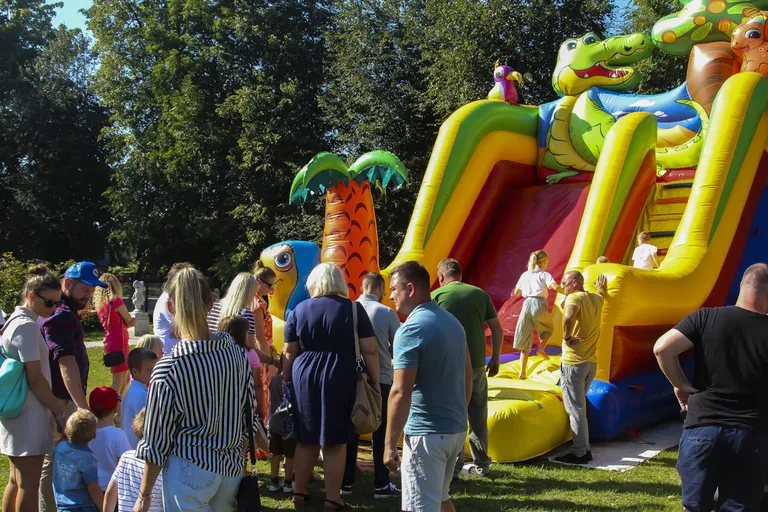 Parafialny Festyn Rodzinny w ogrodzie Parafii WNMP: Dzień pełen radości i wspólnoty (zdjęcia)
