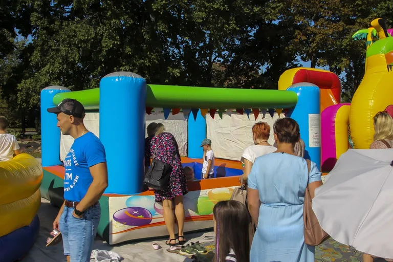 Parafialny Festyn Rodzinny w ogrodzie Parafii WNMP: Dzień pełen radości i wspólnoty (zdjęcia)