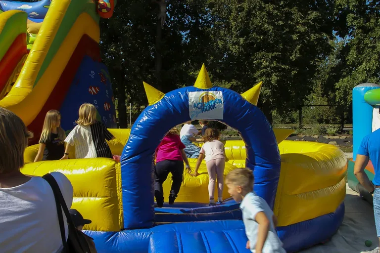 Parafialny Festyn Rodzinny w ogrodzie Parafii WNMP: Dzień pełen radości i wspólnoty (zdjęcia)