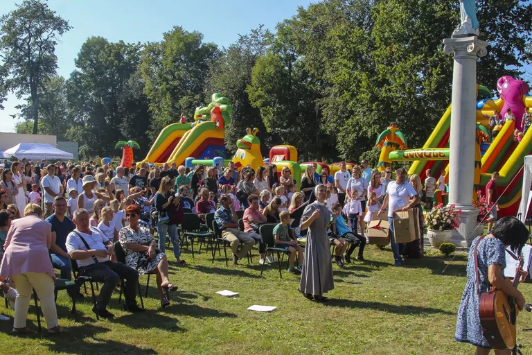 Parafialny Festyn Rodzinny w ogrodzie Parafii WNMP: Dzień pełen radości i wspólnoty (zdjęcia)