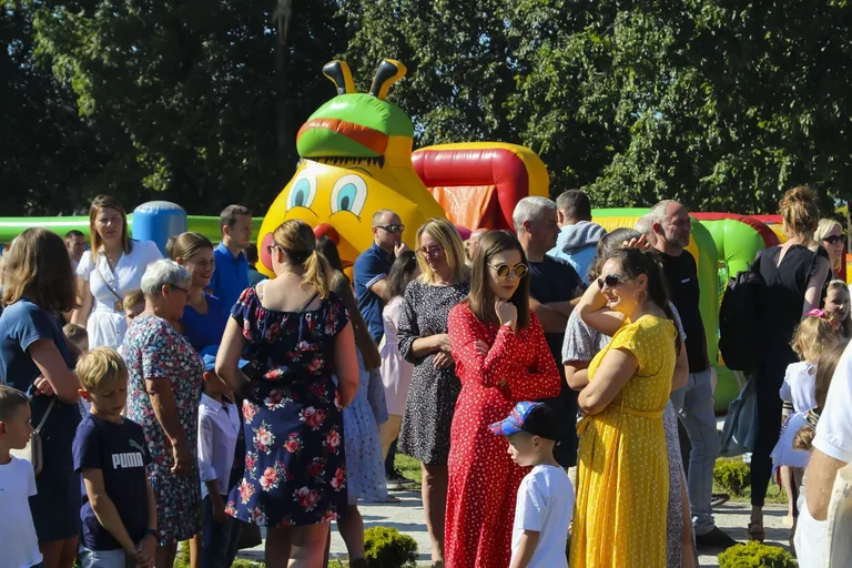 Parafialny Festyn Rodzinny w ogrodzie Parafii WNMP: Dzień pełen radości i wspólnoty (zdjęcia)
