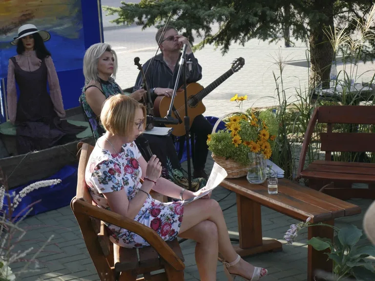 Narodowe Czytanie w Małkini Górnej: "Nad Niemnem" w wykonaniu aktorów, uczniów i mieszkańców (zdjęcia)