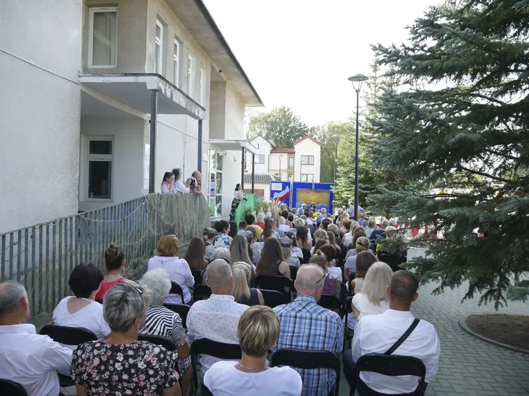 Narodowe Czytanie w Małkini Górnej: "Nad Niemnem" w wykonaniu aktorów, uczniów i mieszkańców (zdjęcia)