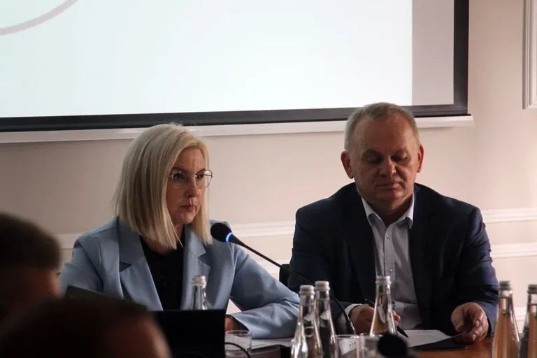 LXI Sesja Rady Powiatu w Ostrowi Mazowieckiej: Kluczowe uchwały i projekty na horyzoncie (zdjęcia)
