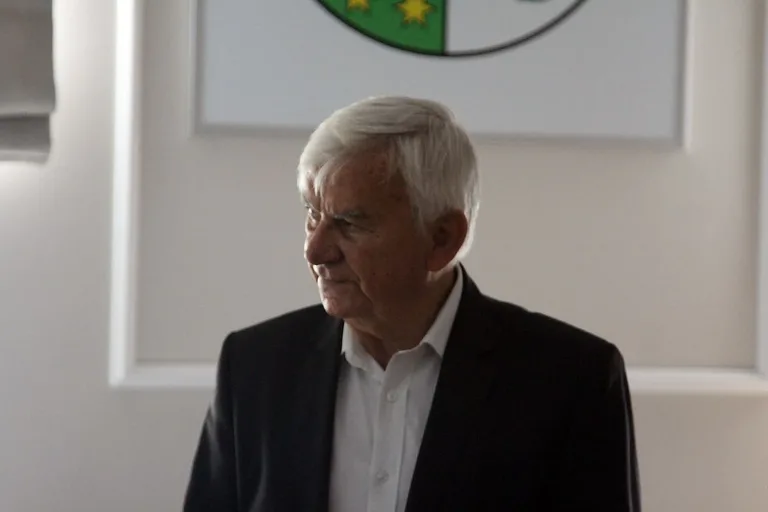 LXI Sesja Rady Powiatu w Ostrowi Mazowieckiej: Kluczowe uchwały i projekty na horyzoncie (zdjęcia)