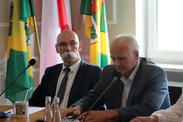 LXI Sesja Rady Powiatu w Ostrowi Mazowieckiej: Kluczowe uchwały i projekty na horyzoncie (zdjęcia)