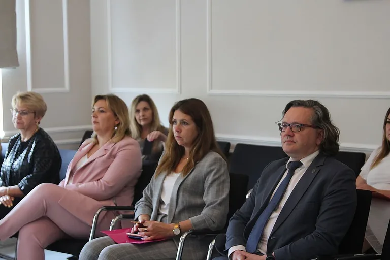 LXI Sesja Rady Powiatu w Ostrowi Mazowieckiej: Kluczowe uchwały i projekty na horyzoncie (zdjęcia)