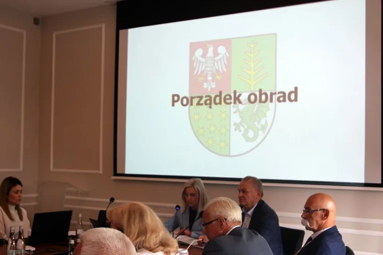 LXI Sesja Rady Powiatu w Ostrowi Mazowieckiej: Kluczowe uchwały i projekty na horyzoncie (zdjęcia)