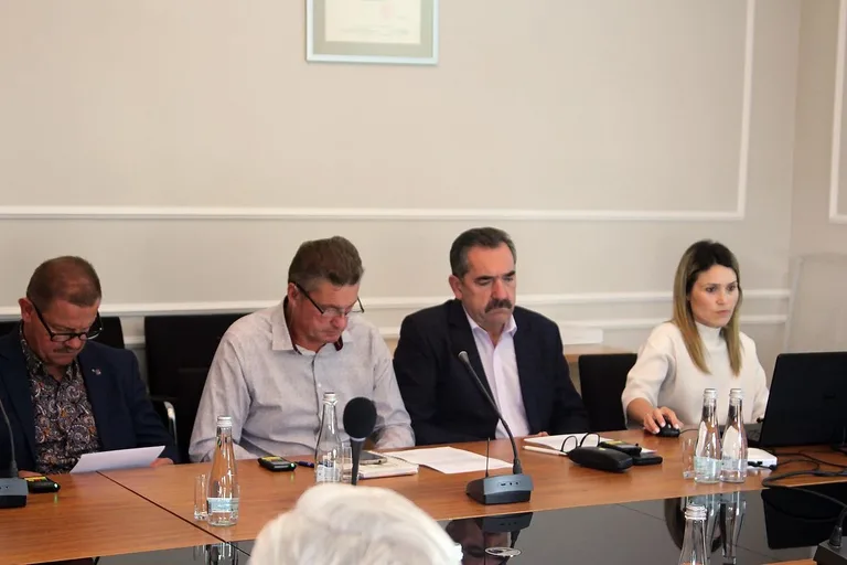 LXI Sesja Rady Powiatu w Ostrowi Mazowieckiej: Kluczowe uchwały i projekty na horyzoncie (zdjęcia)