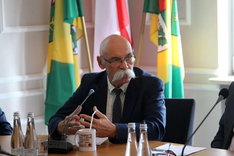 LXI Sesja Rady Powiatu w Ostrowi Mazowieckiej: Kluczowe uchwały i projekty na horyzoncie (zdjęcia)