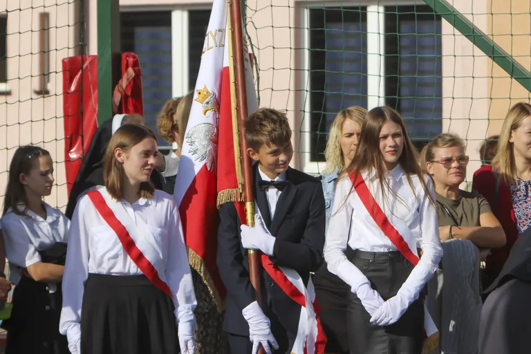 Rozpoczęcie roku szkolnego w ostrowskich szkołach (zdjęcia)