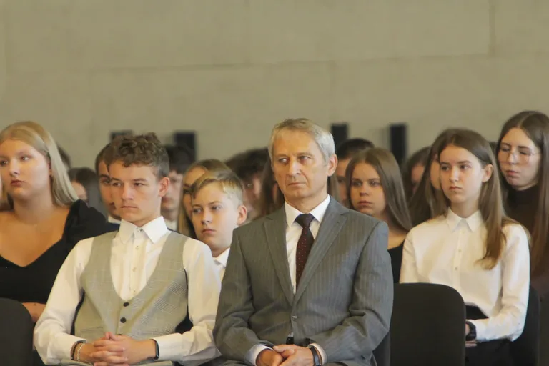 Rozpoczęcie roku szkolnego w ostrowskich szkołach (zdjęcia)