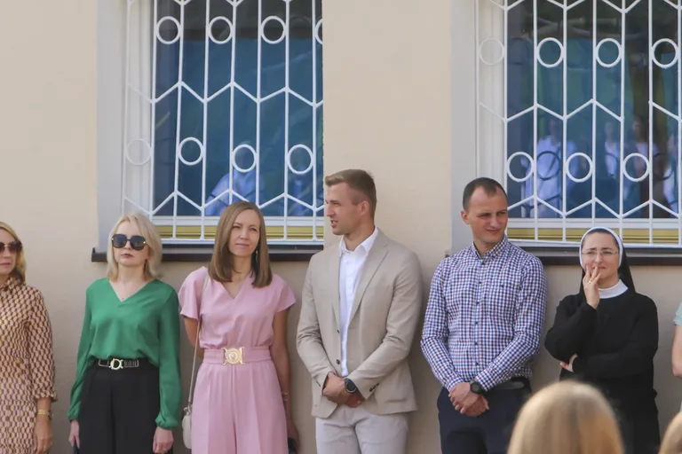 Rozpoczęcie roku szkolnego w ostrowskich szkołach (zdjęcia)