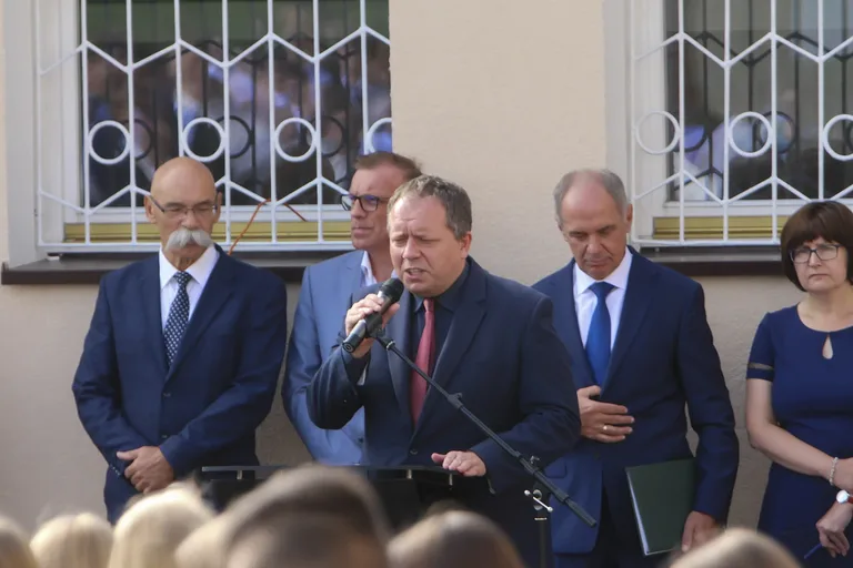 Rozpoczęcie roku szkolnego w ostrowskich szkołach (zdjęcia)
