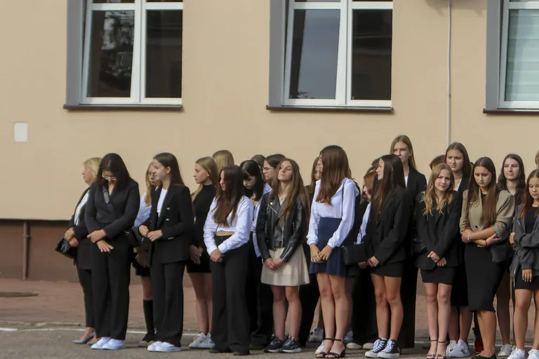 Rozpoczęcie roku szkolnego w ostrowskich szkołach (zdjęcia)