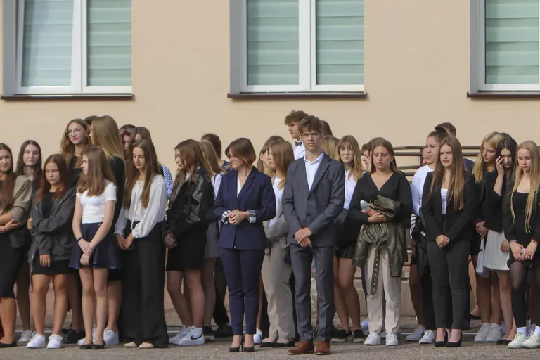 Rozpoczęcie roku szkolnego w ostrowskich szkołach (zdjęcia)