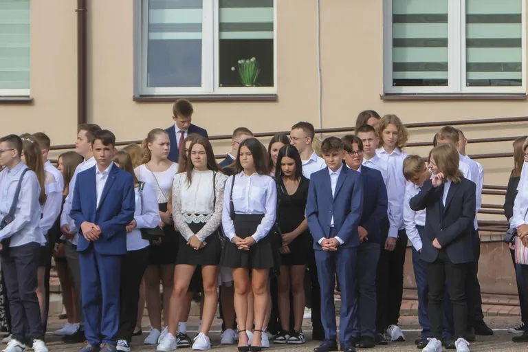 Rozpoczęcie roku szkolnego w ostrowskich szkołach (zdjęcia)