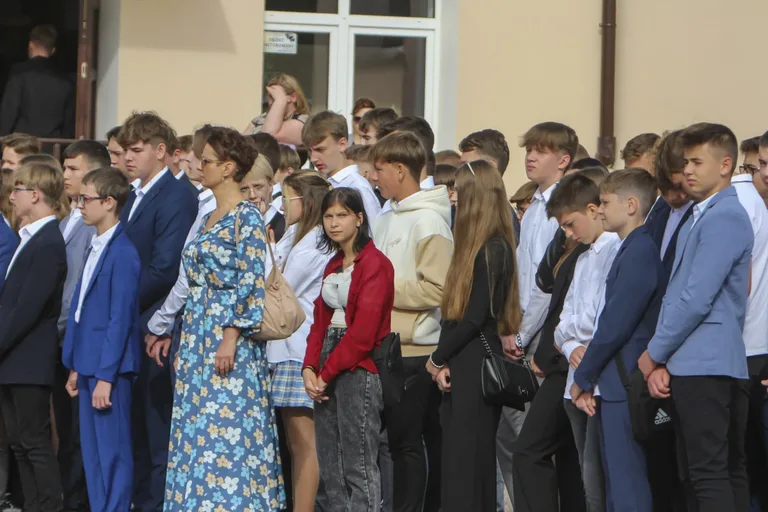 Rozpoczęcie roku szkolnego w ostrowskich szkołach (zdjęcia)
