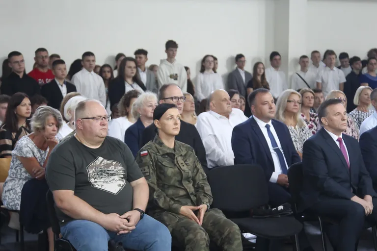 Rozpoczęcie roku szkolnego w ostrowskich szkołach (zdjęcia)