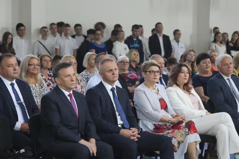 Rozpoczęcie roku szkolnego w ostrowskich szkołach (zdjęcia)