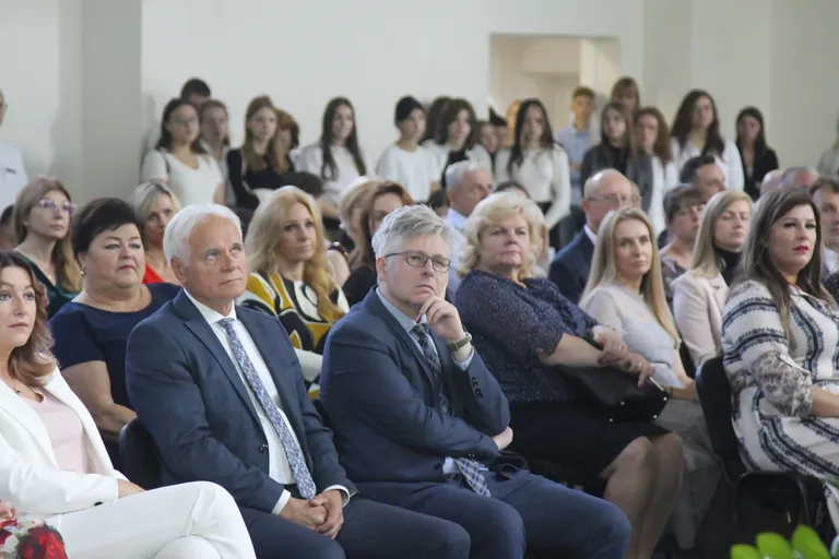 Rozpoczęcie roku szkolnego w ostrowskich szkołach (zdjęcia)