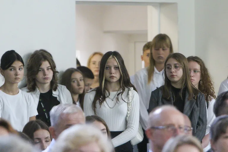 Rozpoczęcie roku szkolnego w ostrowskich szkołach (zdjęcia)