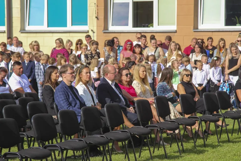 Rozpoczęcie roku szkolnego w ostrowskich szkołach (zdjęcia)