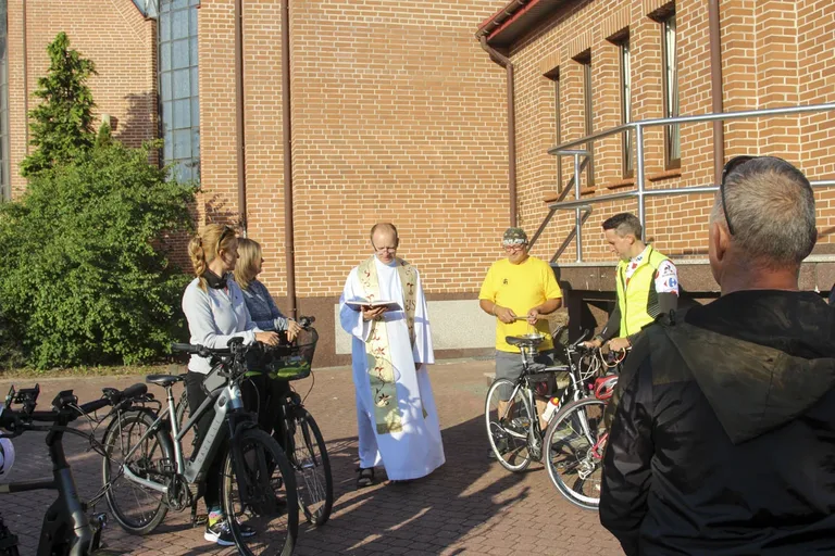 Parafianie wyruszyli w rowerową pielgrzymkę do Łomży (zdjęcia)