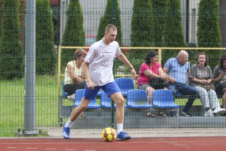 W Komorowie rywalizowali ze sobą Młodzi vs. Starzy (zdjęcia)