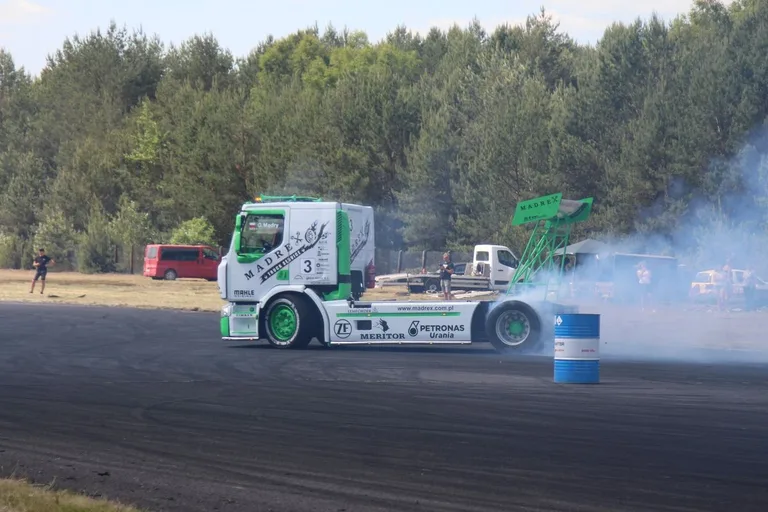 Rozkosz dla zmysłów! Lotnictwo, motoryzacja, drift i atrakcje dla dzieci na Dniu Dziecka w Grądach! (zdjęcia)