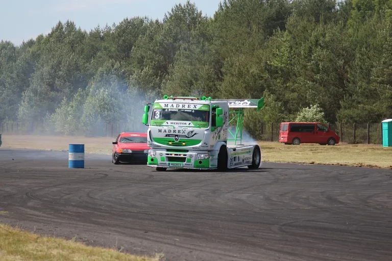 Rozkosz dla zmysłów! Lotnictwo, motoryzacja, drift i atrakcje dla dzieci na Dniu Dziecka w Grądach! (zdjęcia)