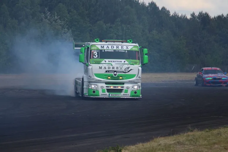Rozkosz dla zmysłów! Lotnictwo, motoryzacja, drift i atrakcje dla dzieci na Dniu Dziecka w Grądach! (zdjęcia)