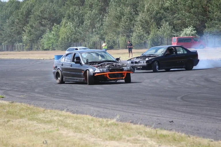 Rozkosz dla zmysłów! Lotnictwo, motoryzacja, drift i atrakcje dla dzieci na Dniu Dziecka w Grądach! (zdjęcia)