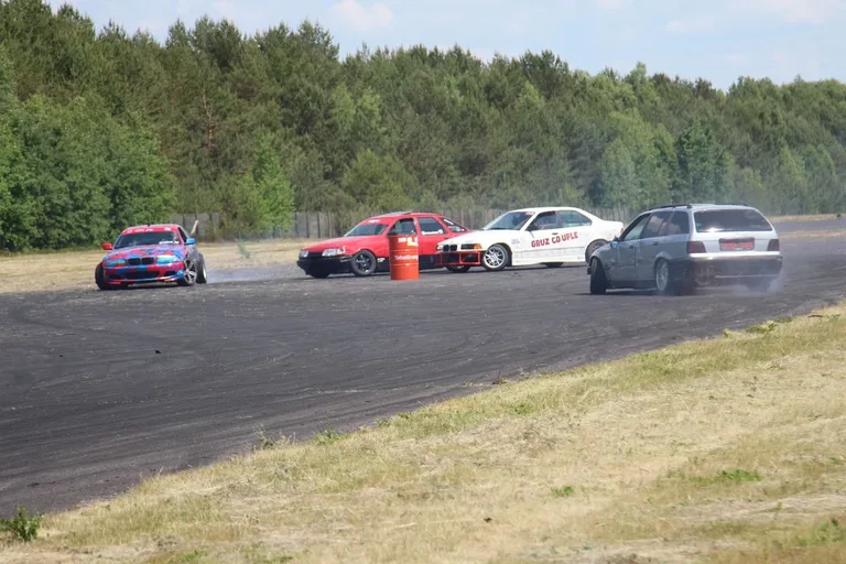 Rozkosz dla zmysłów! Lotnictwo, motoryzacja, drift i atrakcje dla dzieci na Dniu Dziecka w Grądach! (zdjęcia)