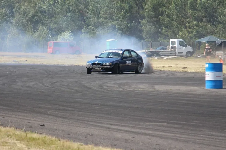 Rozkosz dla zmysłów! Lotnictwo, motoryzacja, drift i atrakcje dla dzieci na Dniu Dziecka w Grądach! (zdjęcia)