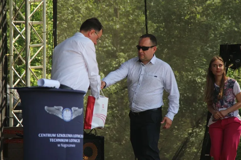 Oficjalne otwarcie Dnia Dziecka ze Szkołą Lotniczą - Radość, zabawa i wspaniała atmosfera! (zdjęcia)