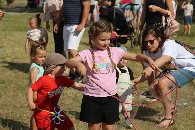 Festiwal Baniek Mydlanych - Zabawa dla wszystkich, magiczny widok dla każdego (zdjęcia)