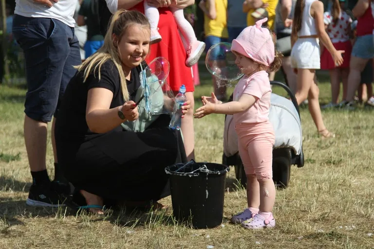 Festiwal Baniek Mydlanych - Zabawa dla wszystkich, magiczny widok dla każdego (zdjęcia)